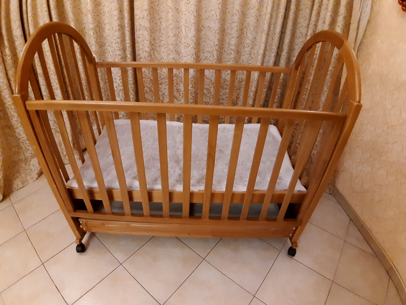 Детская деревянная кроватка