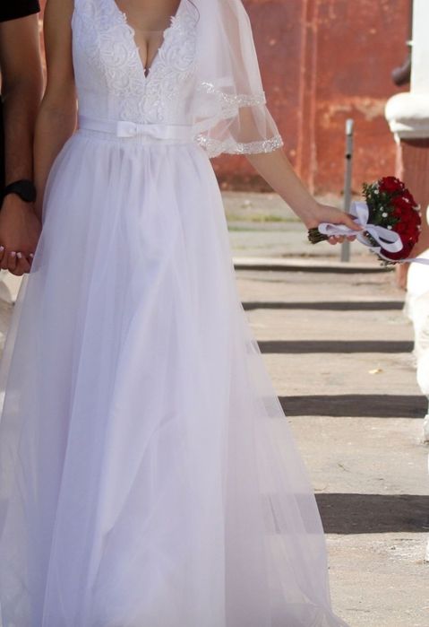 Біла весільна сукня 44 розміру + у подарунок прикраса