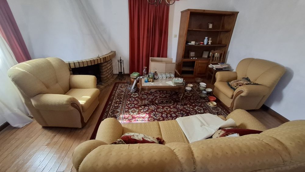 Mobília de sala de jantar e sofás