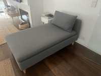 sofa Chaise long em cinza e pes de madeira
