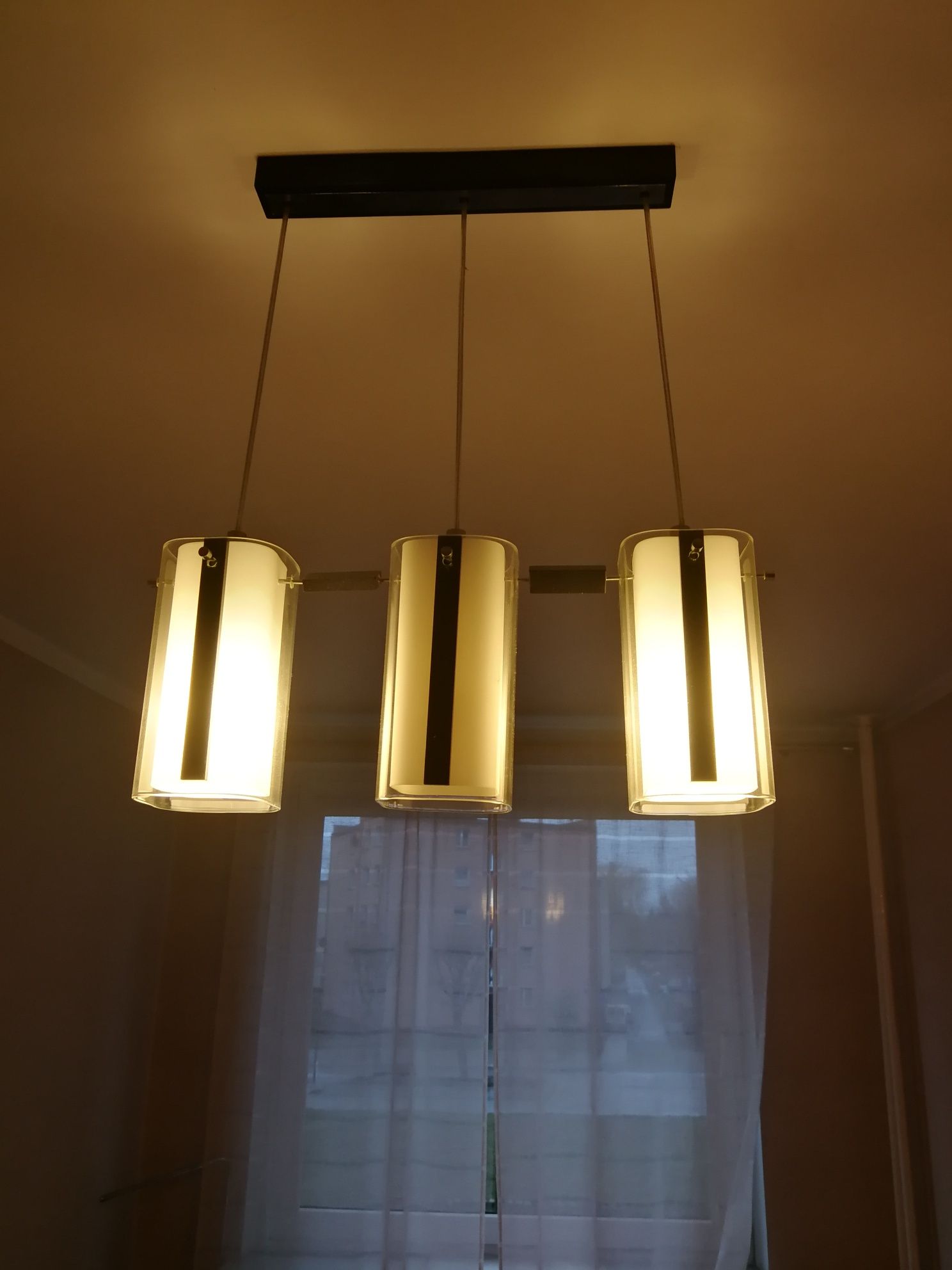 Lampa wisząca, trzy klosze, drewno wenge.