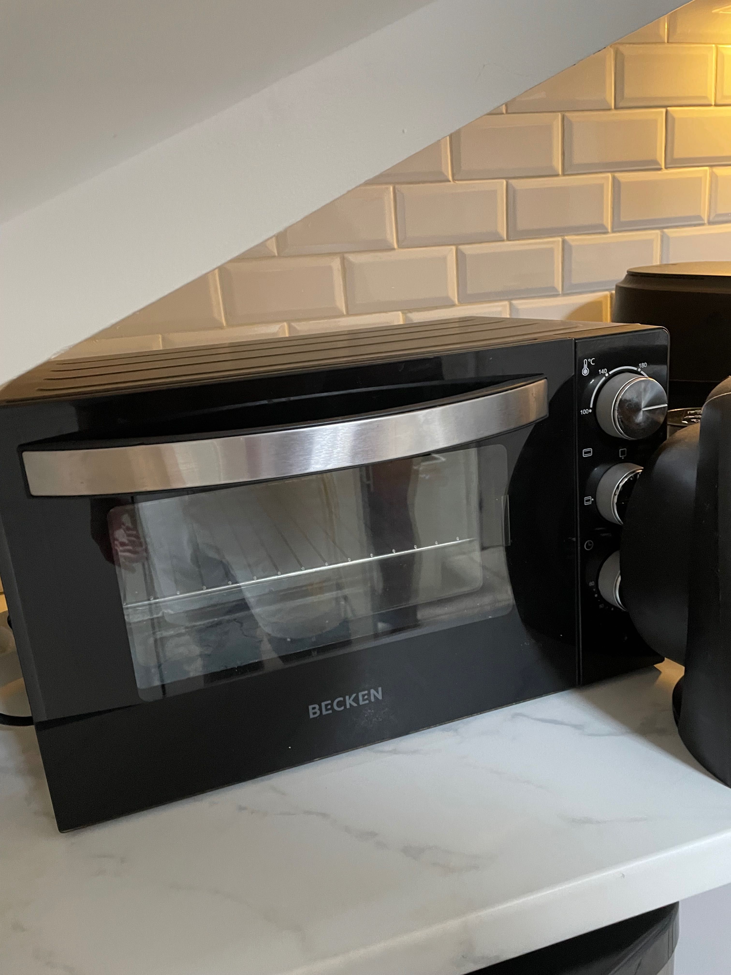 Aquecedor, cafeteira Nespresso e forno
