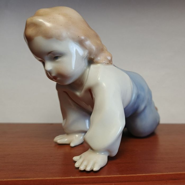 Статуетка фарфор дівчинка