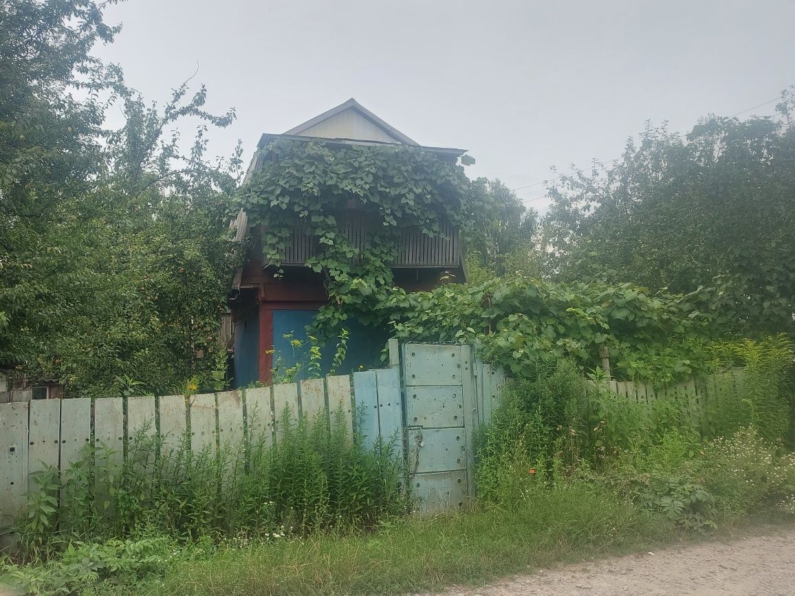 Продам садову ділянку з будиночком