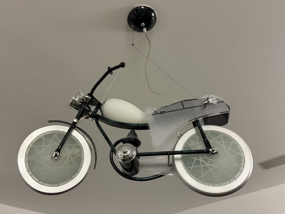 Lampa wiszaca w kształcie motoru