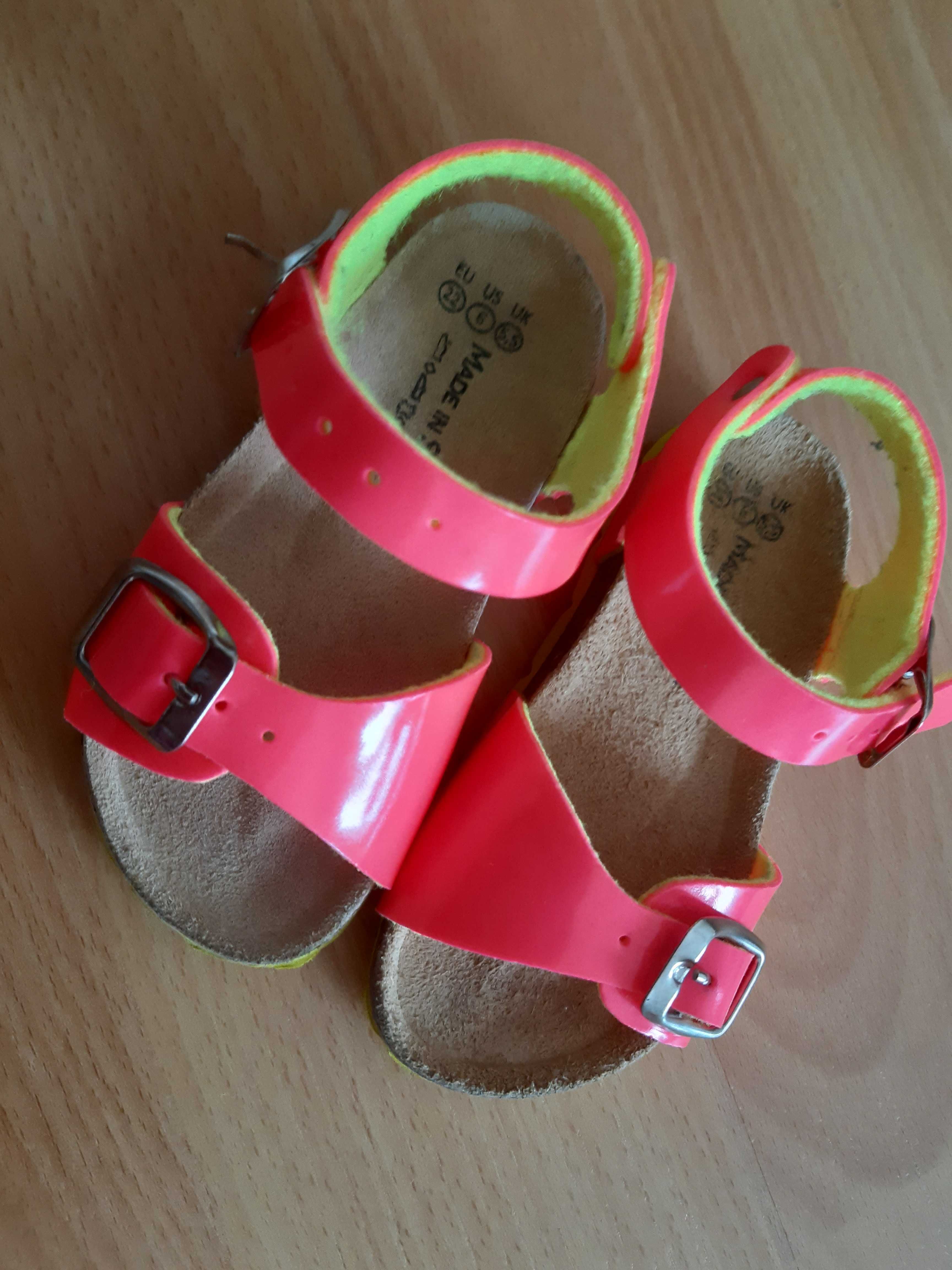 Sandálias para criança tamanho 22 como novas