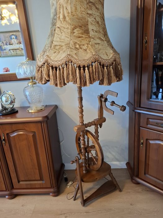 Stara zabytkowa lampa na kolowrotku