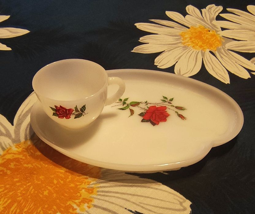 Conjunto de chávena e travessa branco opalino