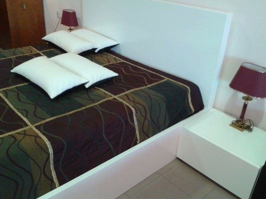 Quarto Casal cama e 2 mesinhas