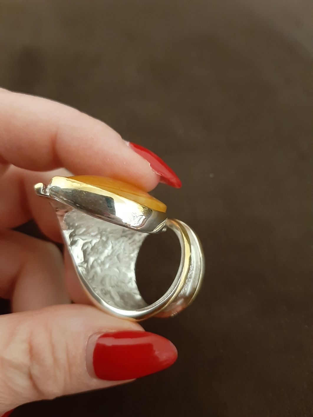 Duży pierścień z bursztynem bałtyckim - srebro 925