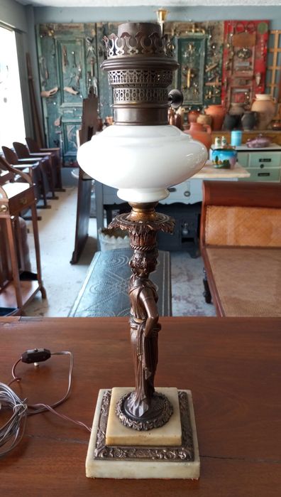 Antigo candeeiro de mesa Arte Nova