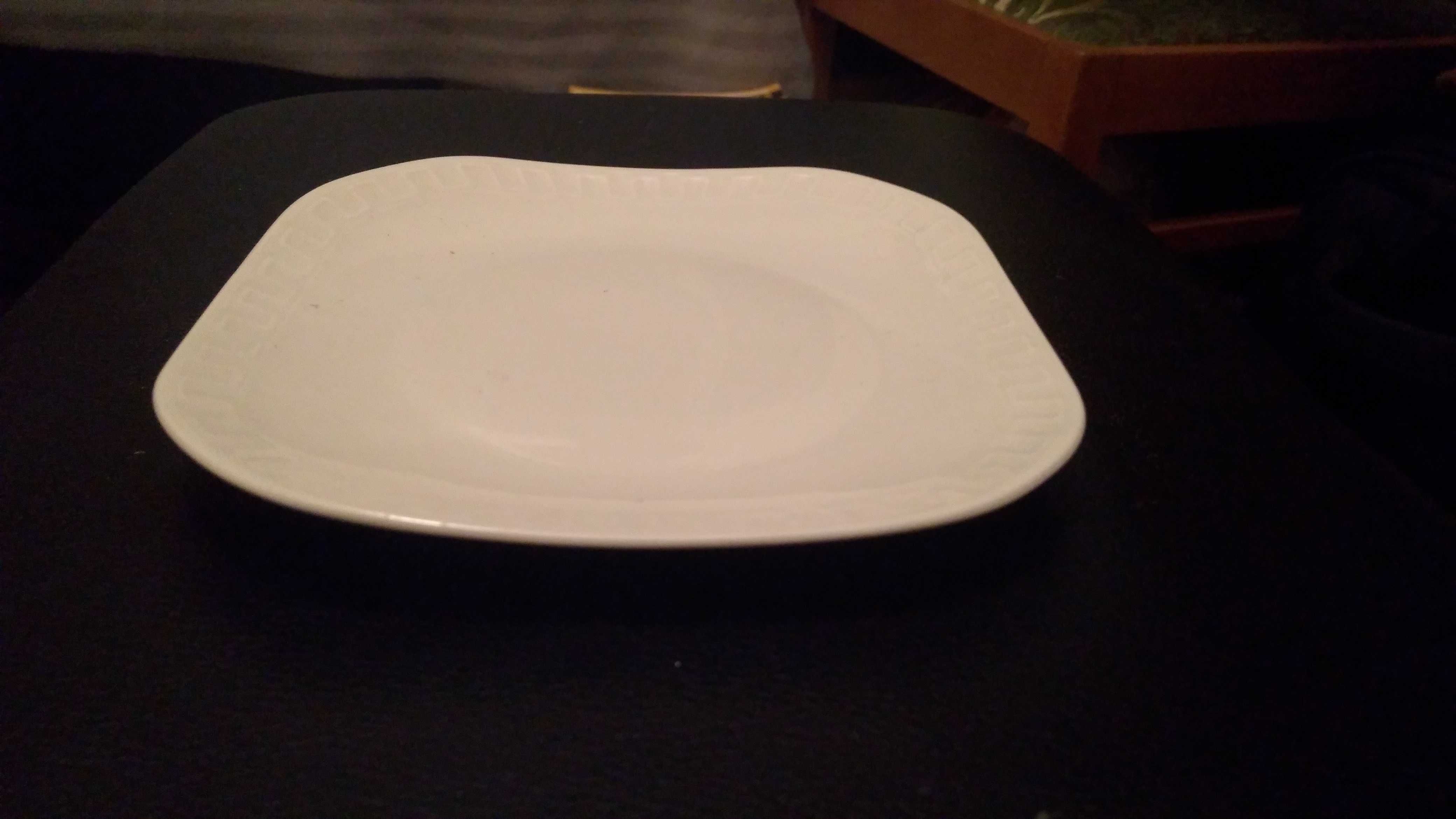 Biały talerz, kwadratowy z wzorkiem przy krawędzi.