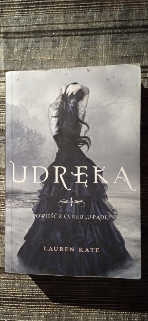 Lauren Kate Udręka, cykl Upadli