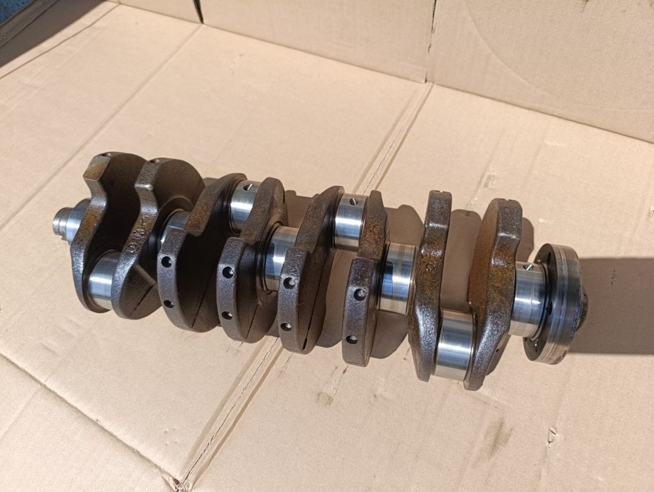 Коленвал 1.8  Audi 80 100 Passat b3 B4 Golf