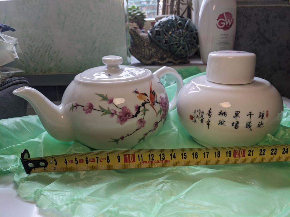 Китайський фарфоровий сервіз - чайник та сахарничка