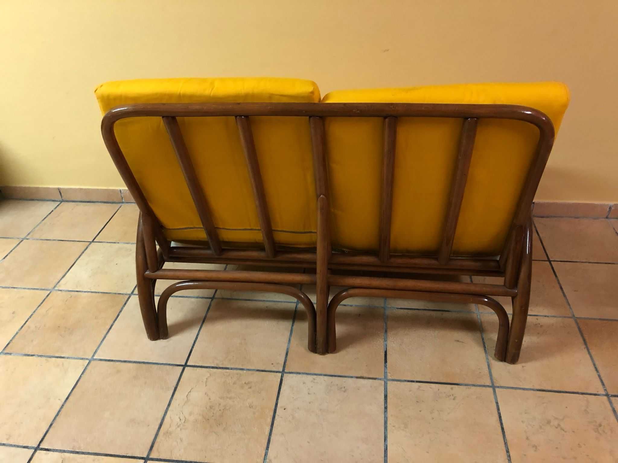 1 sofa de dois lugares e 1 poltrona