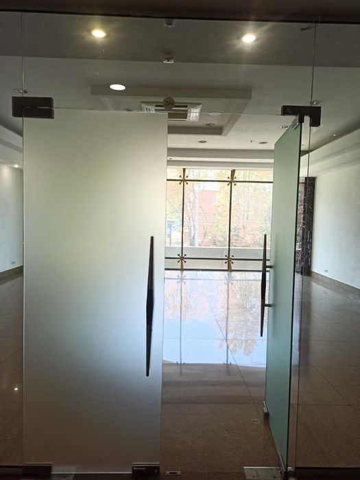 Здається велике фасадне приміщення в Центрі