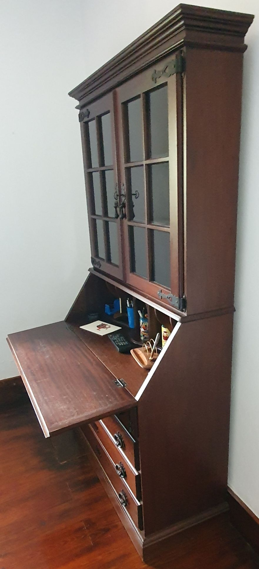 Cómoda com mesa de trabalho em madeira maciça