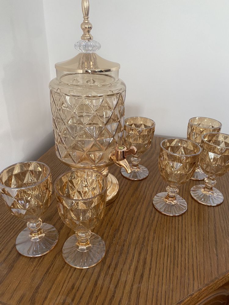 Nalewak szklany zloty ze szklankami