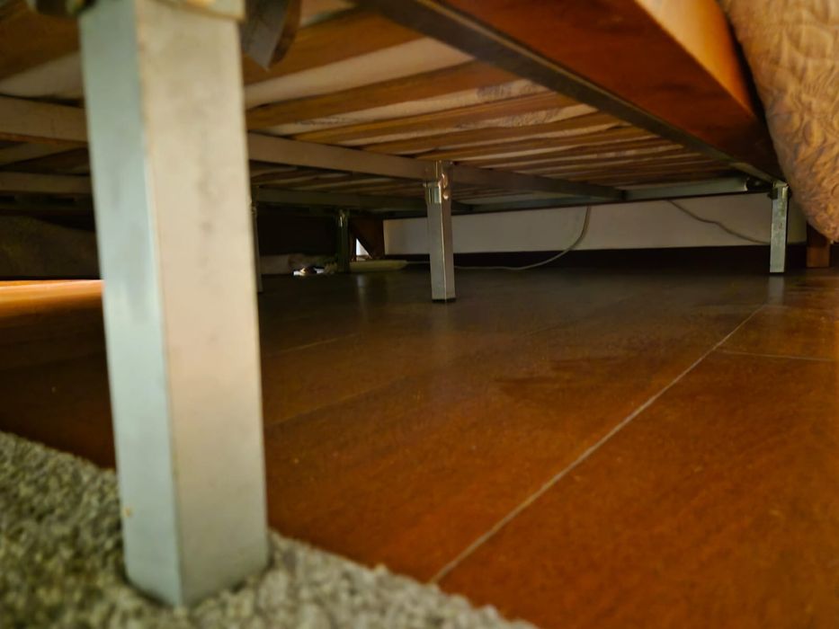 Cama de casal e mesas de cabeceira em madeira de cerejeira