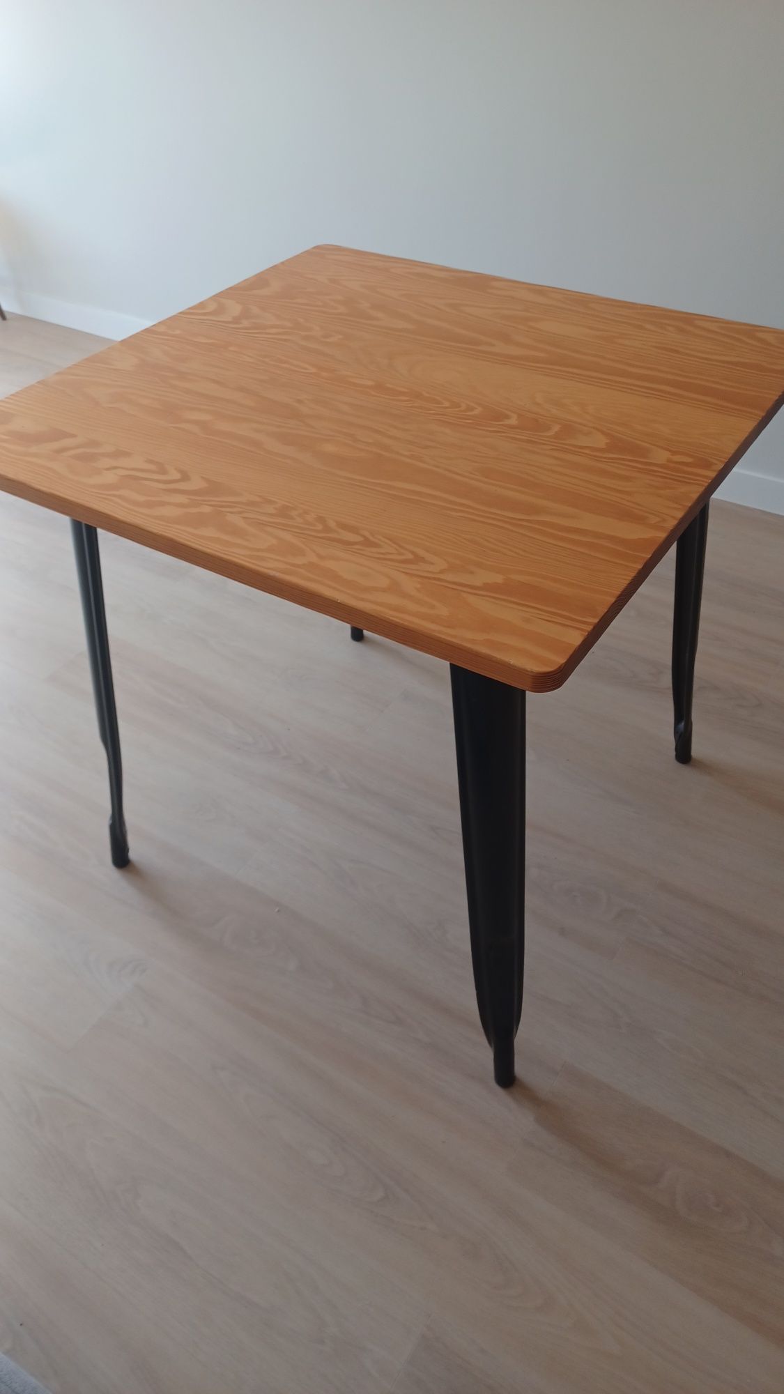 Mesa Sklum quadrada