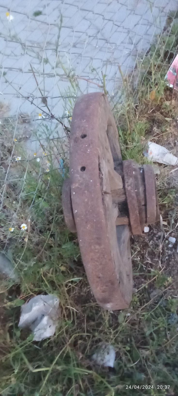 A rodar de carroce antiga de madeira e de ferro