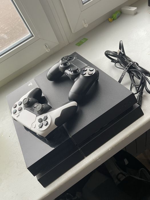 Play station 4 / PS4