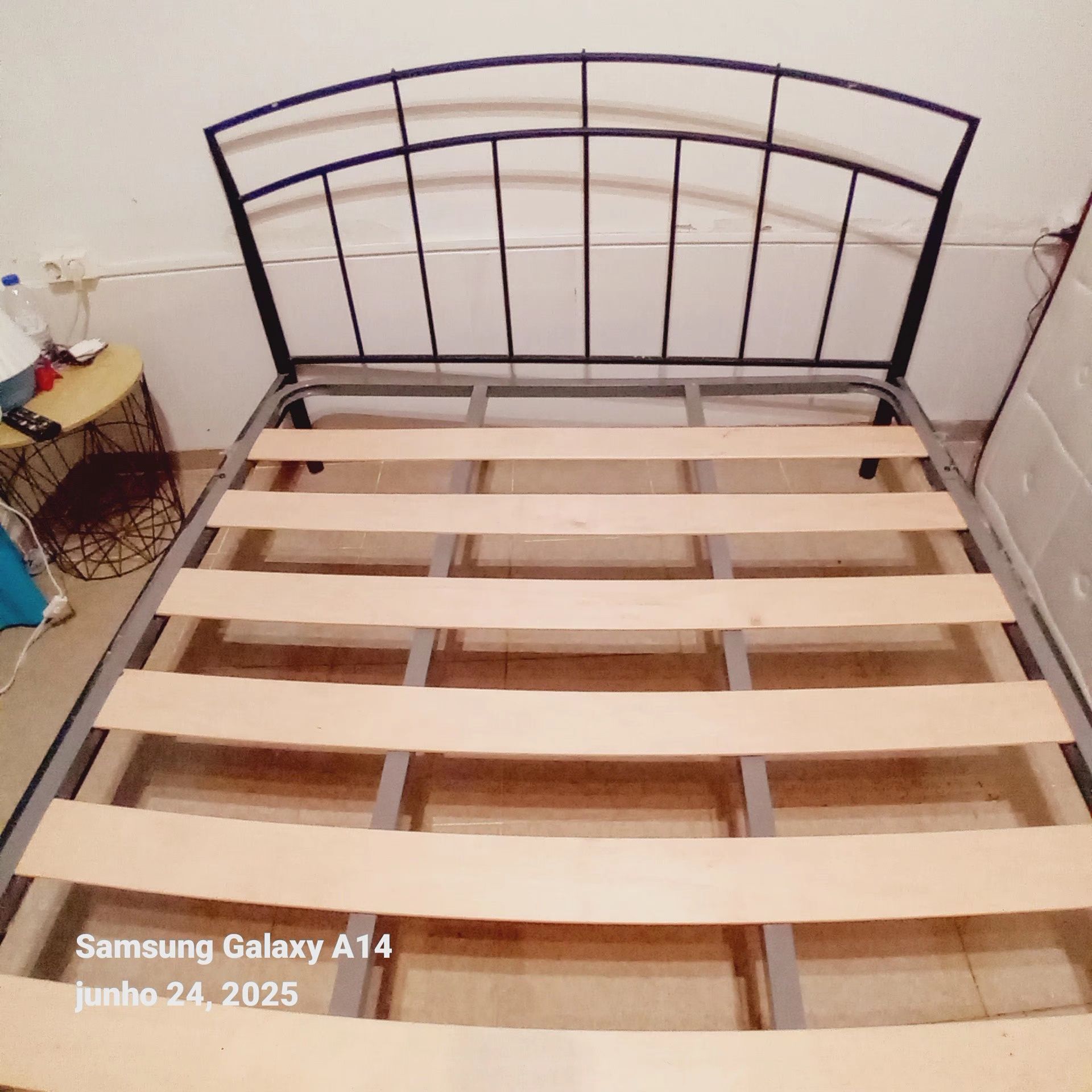 Cama de ferro com estrado incluído