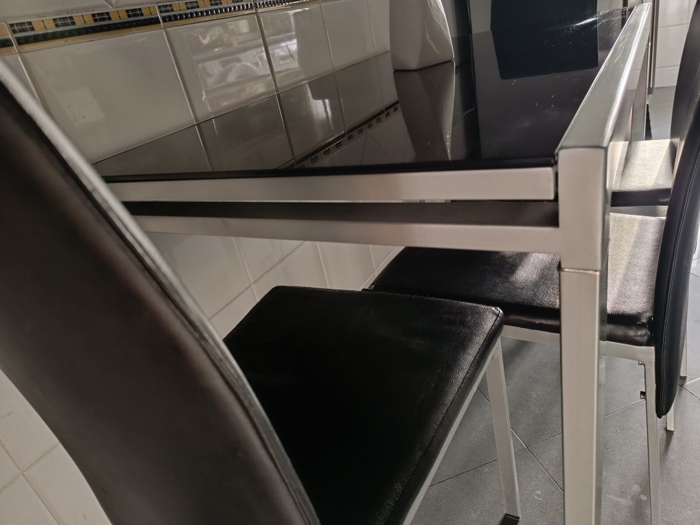 Mesa extensível preta de cozinha com cadeiras