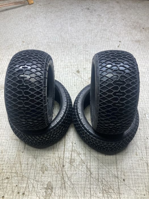 Opony buggy 1/8