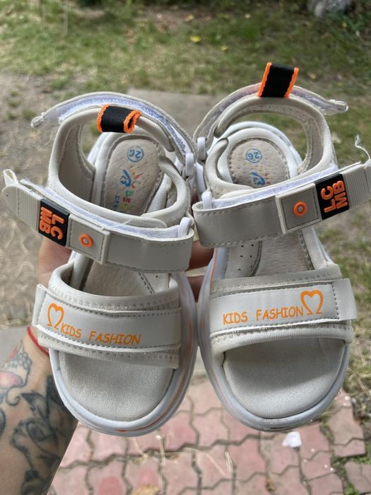 Продам спортивні босоніжки