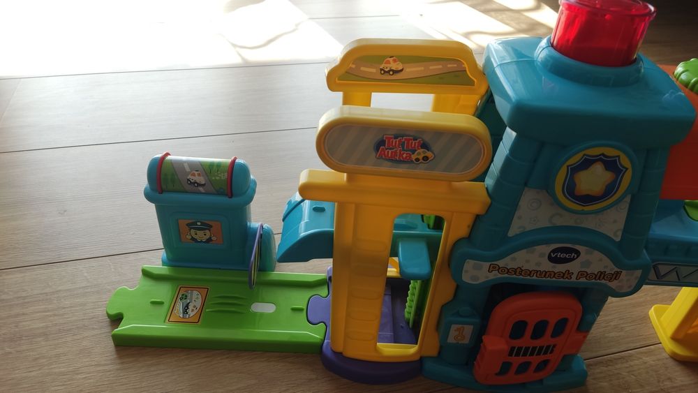 Vtech, Tut Tut Autka, Garaż. Posterunek Policji. Autka 4 sztuk.