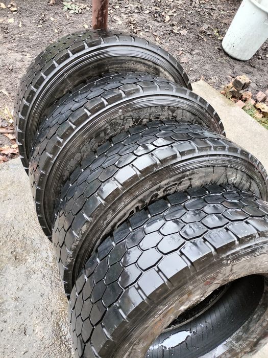 Шини комплект 235/75/17,5