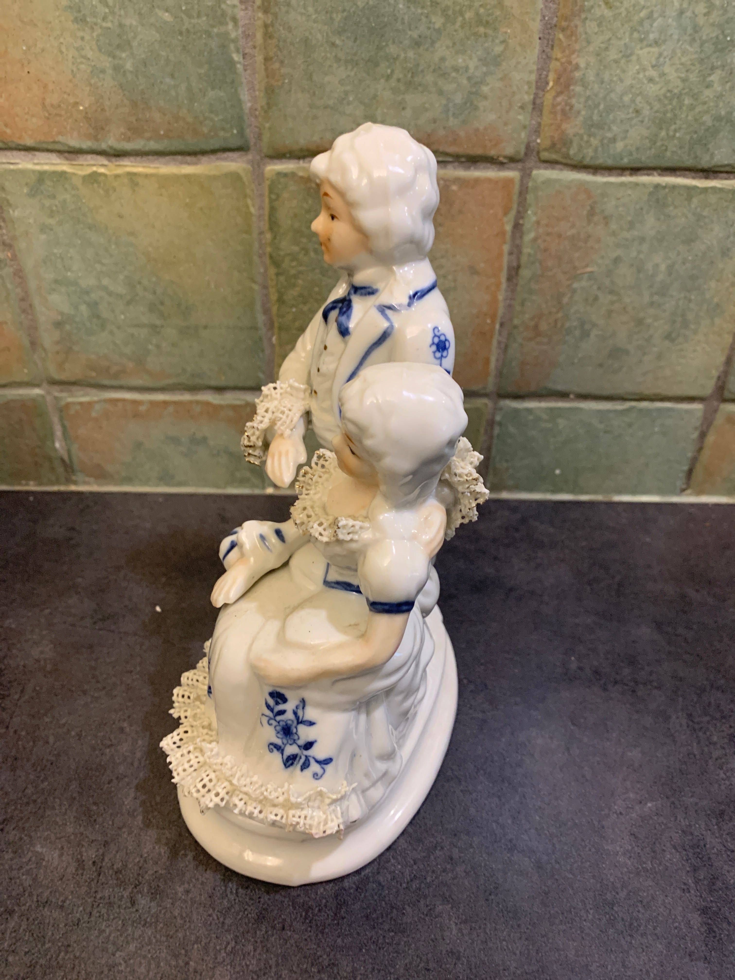 Porcelanowa figurka dworska para arystokratów