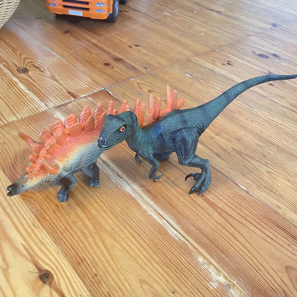 Ryczące dinozaury stegozaur i raptor