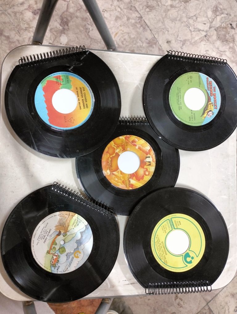 Cadernos feitos com discos de vinil single