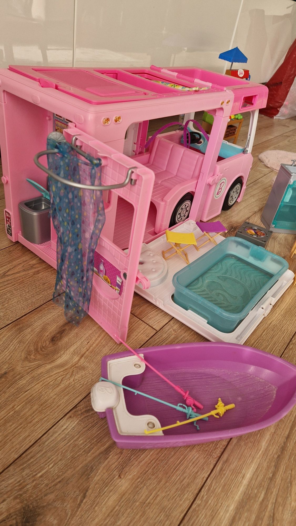 Kamper samochód Barbie z wyposażeniem