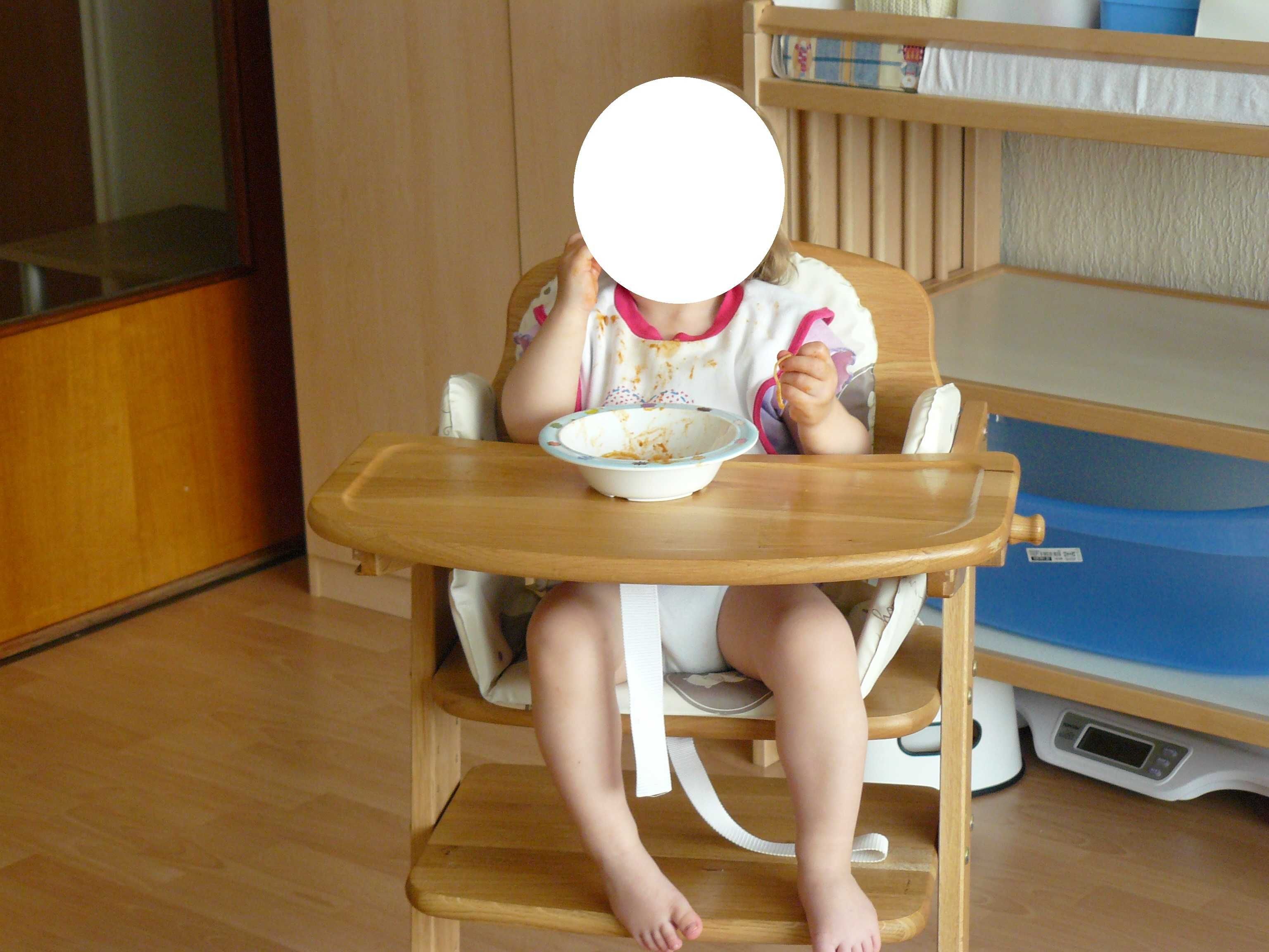 Stolik krzesełko do karmienia bezpiecznego siedzących dzieci.