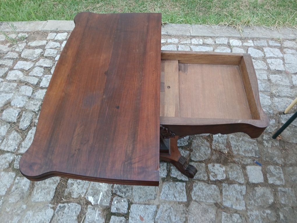 Mesa em madeira maciça, própria para jogos