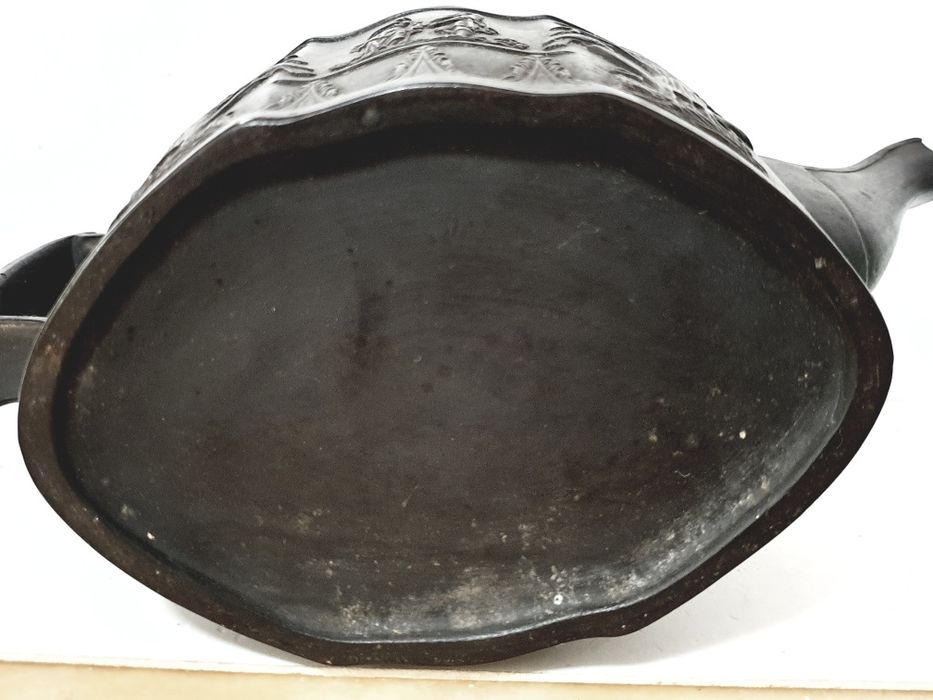 Raro antigo bule de chá inglês em basalto preto Sec. XIX