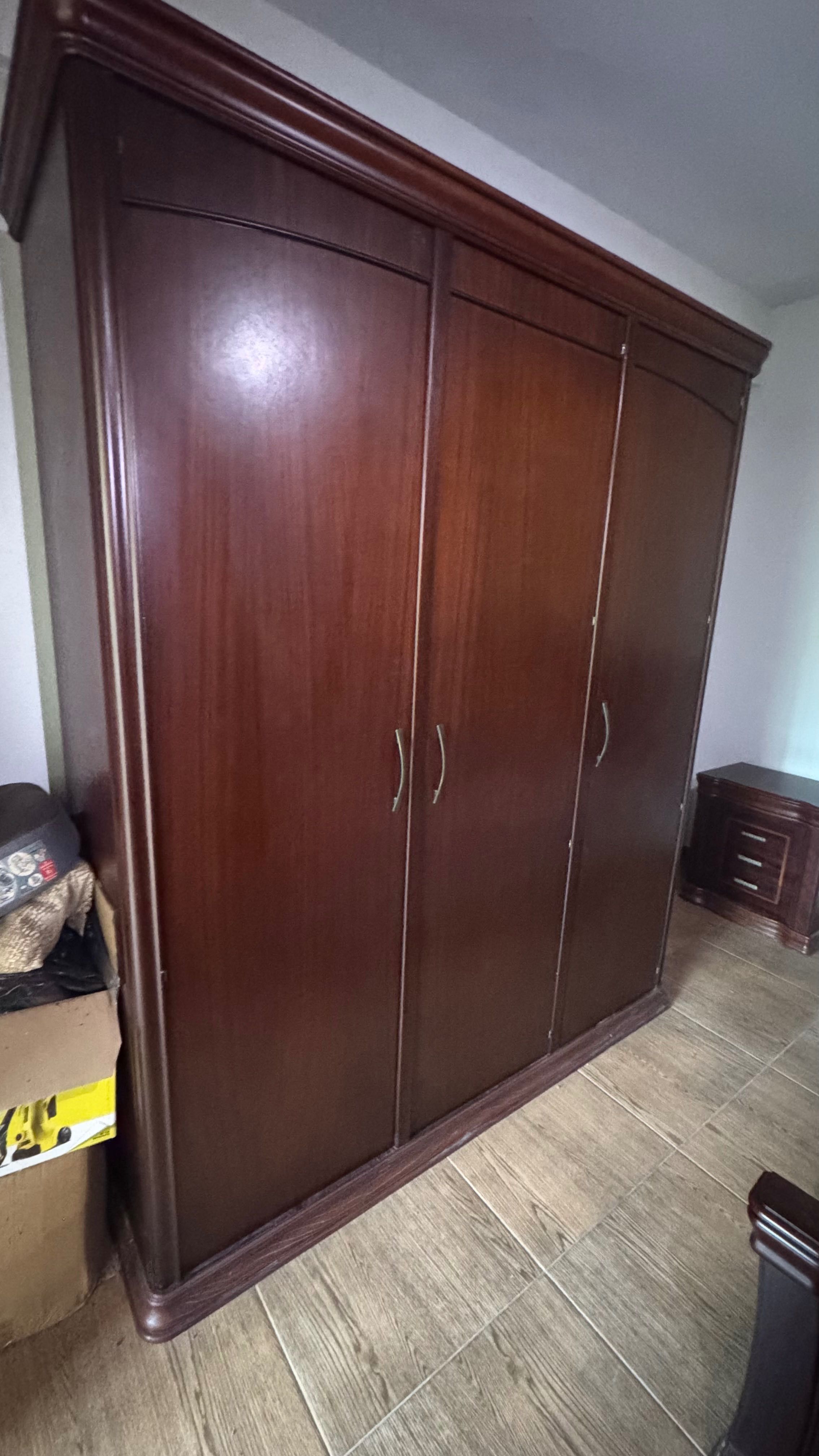 Conjunto de quarto (cama, penteadeira, vestuário, mesinhas de noite)