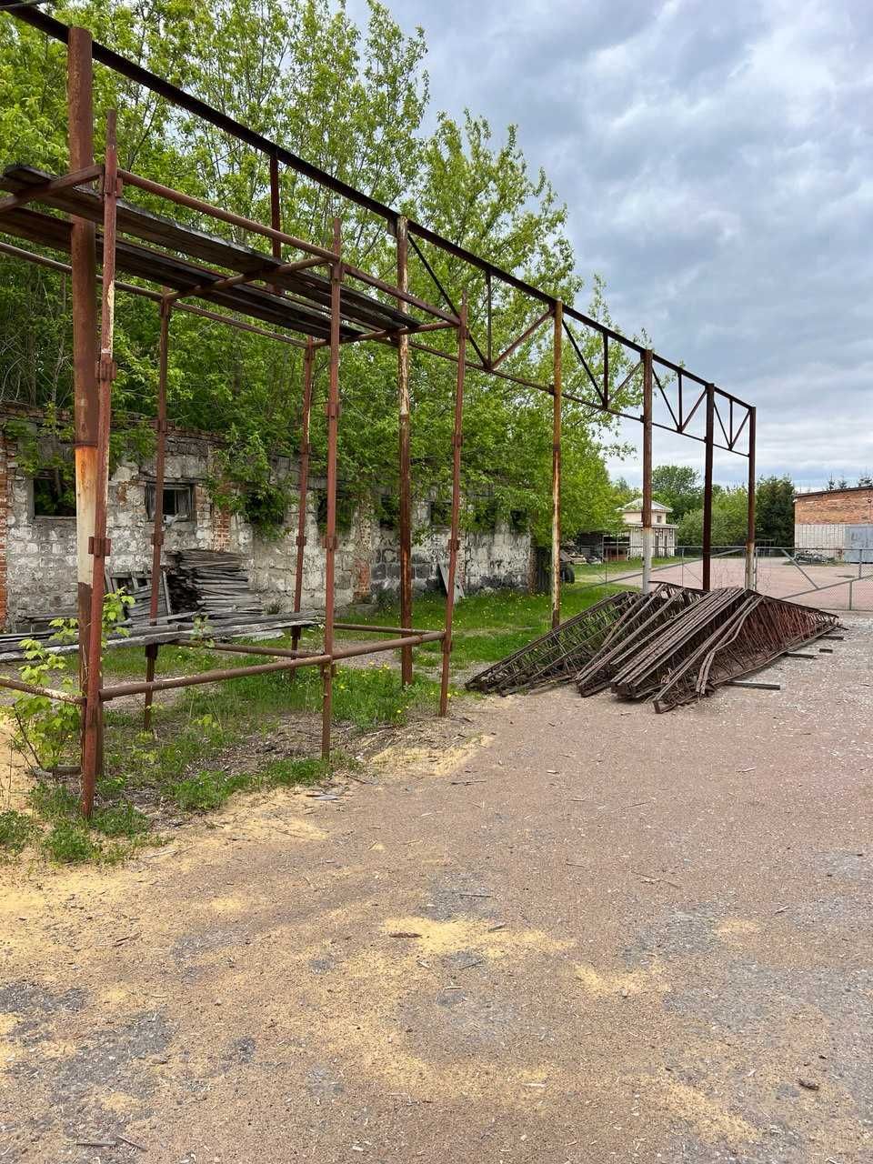 Ферми металеві, з опорами для навісу, ангара
