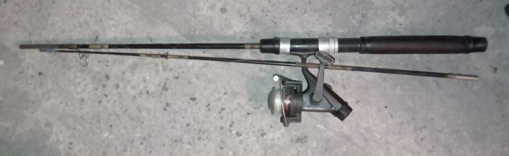 Wędka z kołowrotkiem, składana na pół