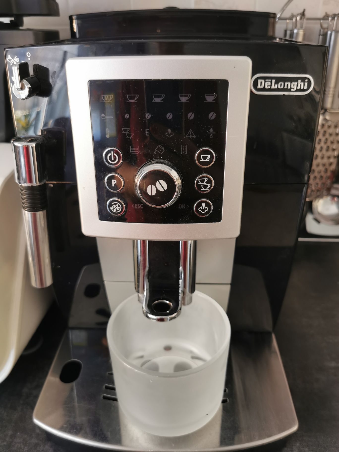 Ekspres do kawy Delonghi ECAM23. 210