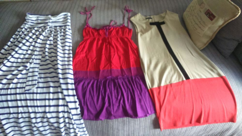 3 Vestidos - camel e coral; azul marinho risca; roxo e vermelho