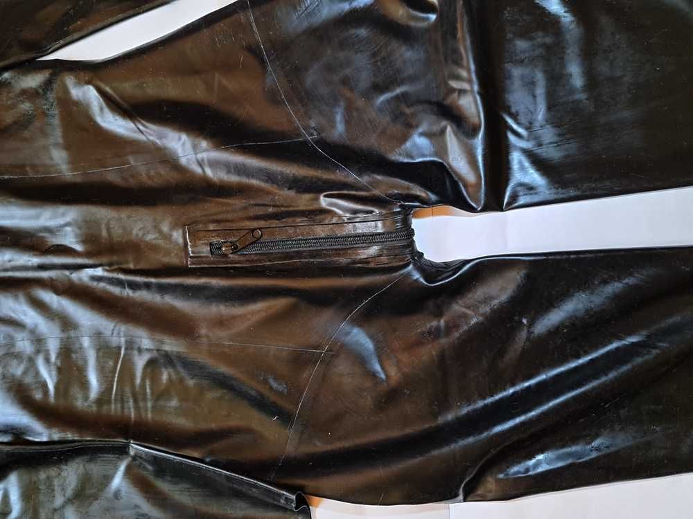Czarny kombinezon z dekoltem latex 100% guma r. M/L