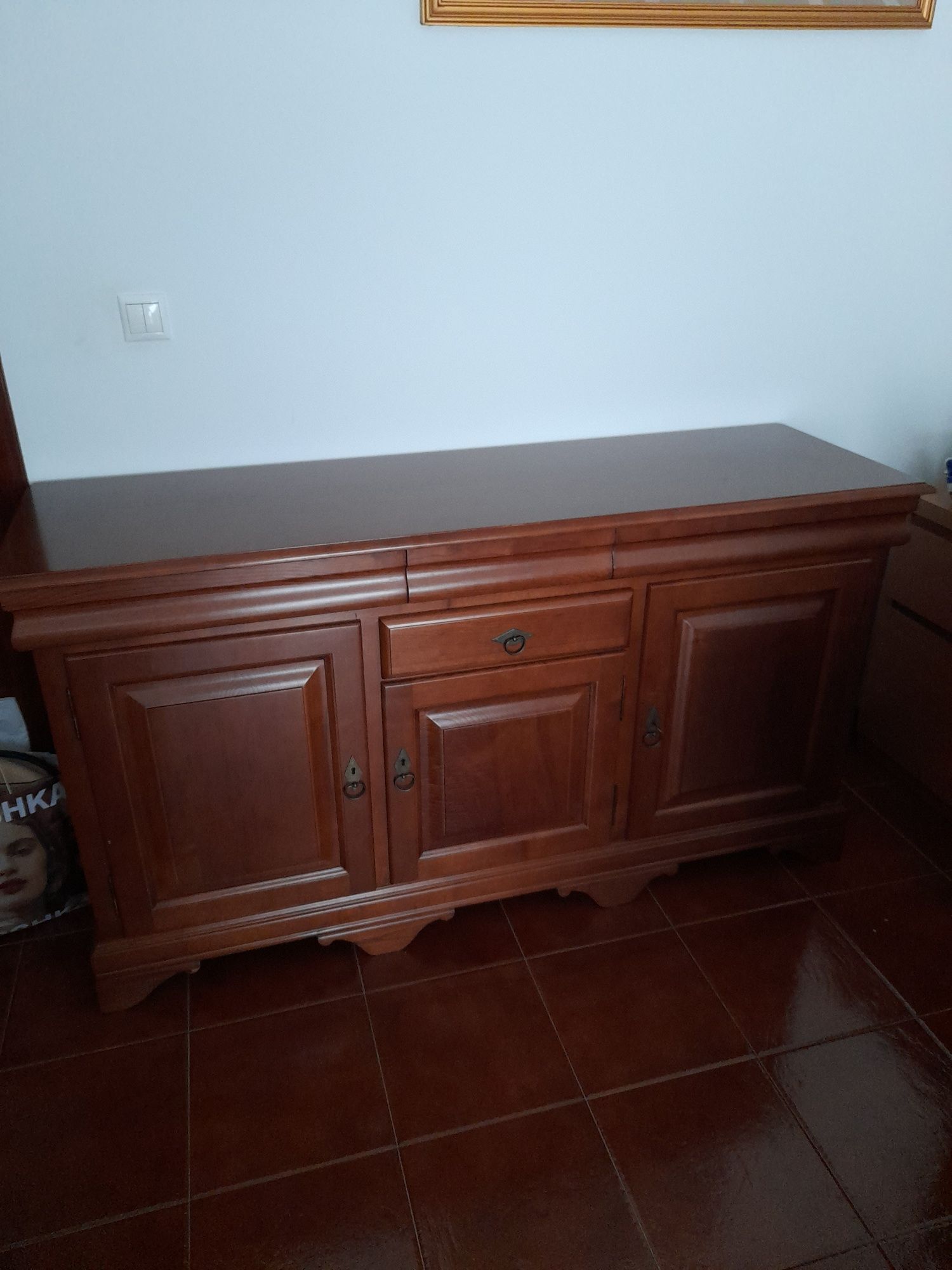 Conjunto mesa e aparador de sala de jantar