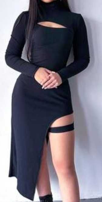 Платье миди с рукавами под горло с разрезом на груди на ноге