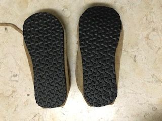 Sapatos criança NOVO em pele para casa tam 24/25