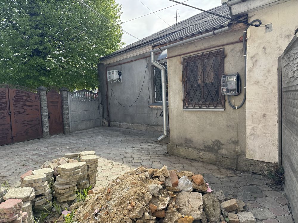Здається приміщення з подвірʼям